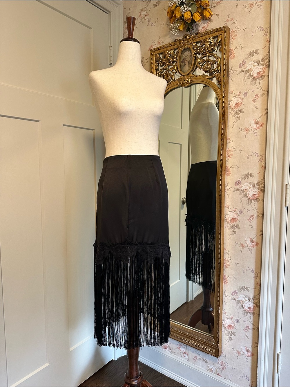 Nasty Gal Black Satin Fringe Hem Midi Skirt – Size US 4 / UK 8 Boho Festival - Picture 3 of 11